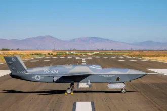 Το μη επανδρωμένο μαχητικό FQ-42A της General Atomics σε διάδρομο στην έρημο