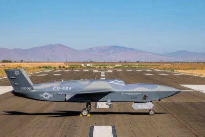 Το μη επανδρωμένο μαχητικό FQ-42A της General Atomics σε διάδρομο στην έρημο