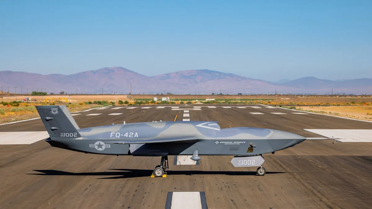 Το μη επανδρωμένο μαχητικό FQ-42A της General Atomics σε διάδρομο στην έρημο