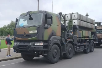 Εκτοξευτής του γαλλικού συστήματος αεράμυνας SAMP/T σε φορτηγό σε παρέλαση στο Παρίσι