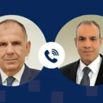Κάρτα του Υπουργείου Εξωτερικών με τα πορτρέτα του Γιώργου Γεραπετρίτη και του Μπαντρ Αμπντελάτι