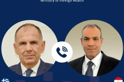 Κάρτα του υπουργείου Εξωτερικών με τα πορτρέτα του Γιώργου Γεραπετρίτη και του Μπαντρ Αμπντελάτι και εικονίδιο τηλεφώνου ανάμεσά τους