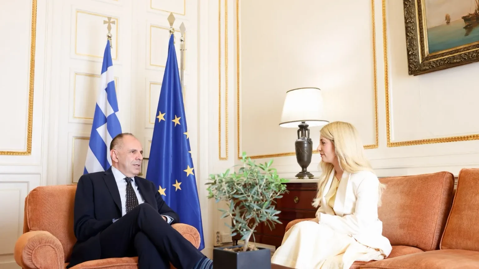 Ο υπουργός Εξωτερικών Γιώργος Γεραπετρίτης συνομιλεί με την Πρόεδρο της Κυπριακής Βουλής Αννίτα Δημητρίου στο γραφείο του στην Αθήνα