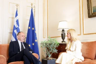 Ο υπουργός Εξωτερικών Γιώργος Γεραπετρίτης συνομιλεί με την Πρόεδρο της Κυπριακής Βουλής Αννίτα Δημητρίου στο γραφείο του στην Αθήνα