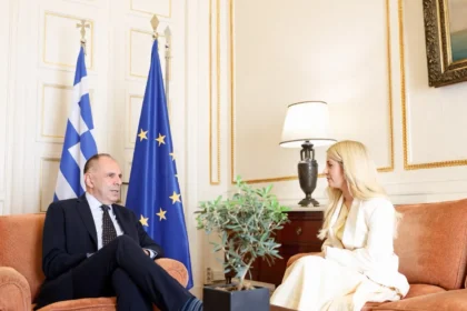 Ο υπουργός Εξωτερικών Γιώργος Γεραπετρίτης συνομιλεί με την Πρόεδρο της Κυπριακής Βουλής Αννίτα Δημητρίου στο γραφείο του στην Αθήνα