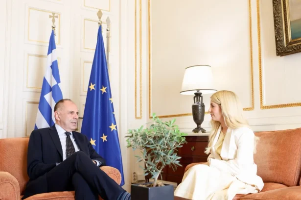 Ο υπουργός Εξωτερικών Γιώργος Γεραπετρίτης συνομιλεί με την Πρόεδρο της Κυπριακής Βουλής Αννίτα Δημητρίου στο γραφείο του στην Αθήνα