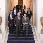 Ο υπουργός Εξωτερικών Γιώργος Γεραπετρίτης κατεβαίνει τη σκάλα του υπουργείου Εξωτερικών μαζί με άλλους αξιωματούχους