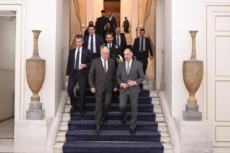 Ο υπουργός Εξωτερικών Γιώργος Γεραπετρίτης κατεβαίνει τη σκάλα του υπουργείου Εξωτερικών μαζί με άλλους αξιωματούχους