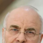 Πορτρέτο του Μοχαμάντ Μπαγκέρ Γκαλιμπάφ με γυαλιά και γκρίζα γενειάδα