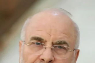 Πορτρέτο του Μοχαμάντ Μπαγκέρ Γκαλιμπάφ με γυαλιά και γκρίζα γενειάδα