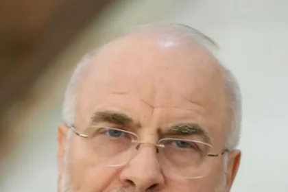 Πορτρέτο του Μοχαμάντ Μπαγκέρ Γκαλιμπάφ με γυαλιά και γκρίζα γενειάδα