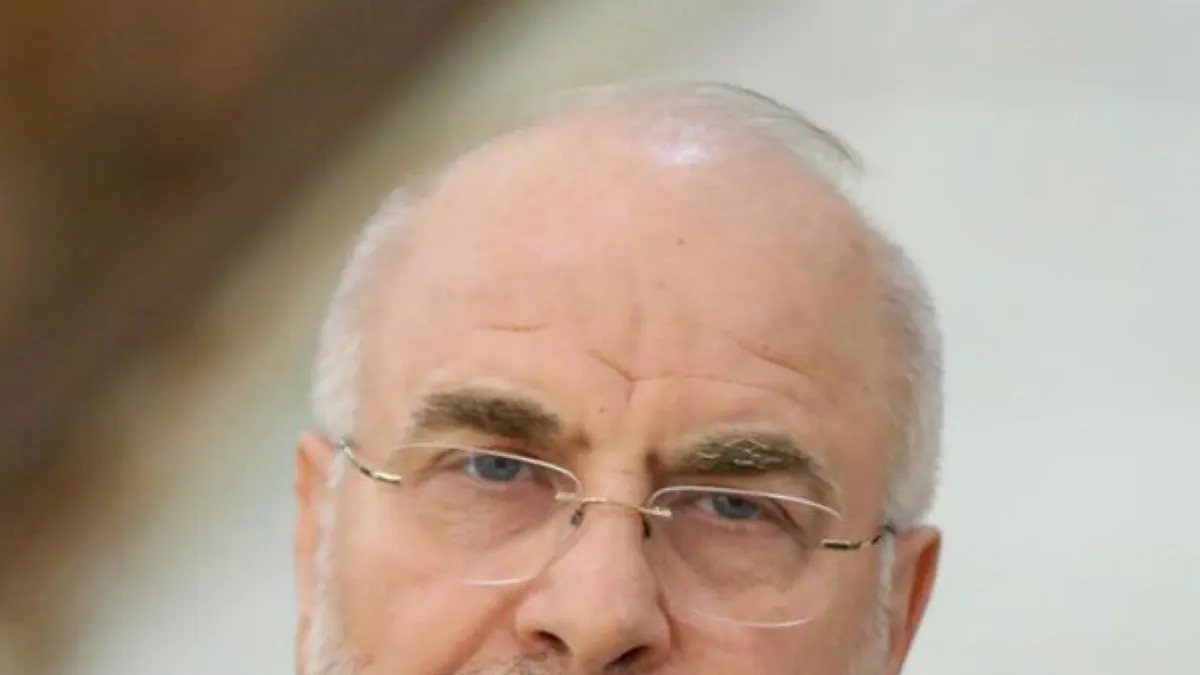 Πορτρέτο του Μοχαμάντ Μπαγκέρ Γκαλιμπάφ με γυαλιά και γκρίζα γενειάδα