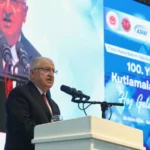 Ο Τούρκος υπουργός Εθνικής Άμυνας Γιασάρ Γκιουλέρ μιλά από βήμα στο Εσκί Σεχίρ