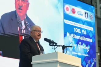 Ο Τούρκος υπουργός Εθνικής Άμυνας Γιασάρ Γκιουλέρ μιλά από βήμα στο Εσκί Σεχίρ