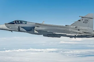 Μαχητικό Gripen F-39E 4101 της Πολεμικής Αεροπορίας της Βραζιλίας σε πτήση πάνω από σύννεφα