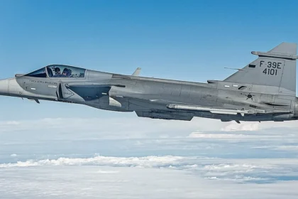 Μαχητικό Gripen F-39E 4101 της Πολεμικής Αεροπορίας της Βραζιλίας σε πτήση πάνω από σύννεφα