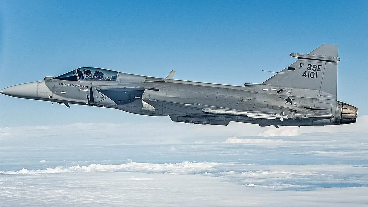 Μαχητικό Gripen F-39E 4101 της Πολεμικής Αεροπορίας της Βραζιλίας σε πτήση πάνω από σύννεφα