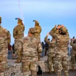 Στρατιωτικοί φωτογραφίζουν με τα κινητά τους την εκτόξευση αναχαιτιστή GBI από τη βάση Βάντενμπεργκ