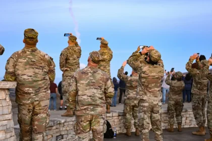 Στρατιωτικοί φωτογραφίζουν με τα κινητά τους την εκτόξευση αναχαιτιστή GBI από τη βάση Βάντενμπεργκ