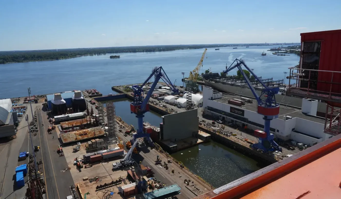 Άποψη από ύψος του ναυπηγείου Hanwha Philly Shipyard με γερανούς, δεξαμενή ξηράς και τον ποταμό Ντέλαγουερ στο βάθος
