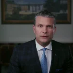 Ο Αμερικανός υπουργός Πολέμου Πιτ Χέγκσεθ μιλά στην κάμερα σε βίντεο για τα Ινστιτούτα Κομφούκιου