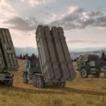 Τρεις εκτοξευτές HIMARS FLEX με κάνιστρα ρουκετών, PAC-3 και PrSM