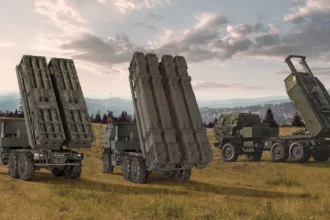 Τρεις εκτοξευτές HIMARS FLEX με κάνιστρα ρουκετών, PAC-3 και PrSM