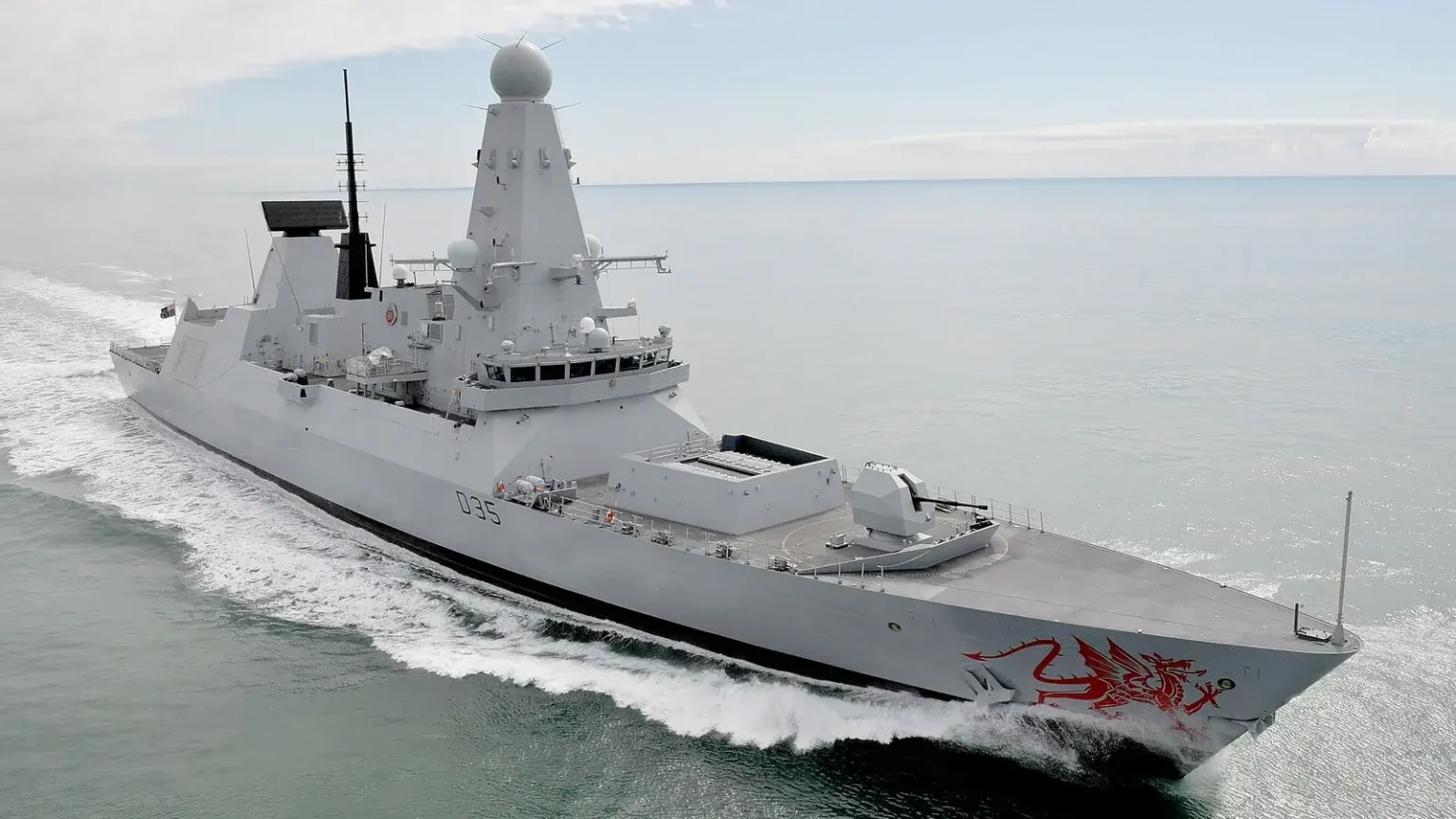 Το βρετανικό αντιτορπιλικό Type 45 HMS Dragon εν πλω