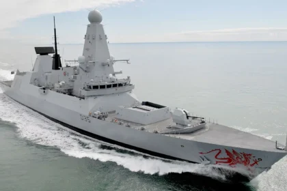 Το βρετανικό αντιτορπιλικό Type 45 HMS Dragon εν πλω
