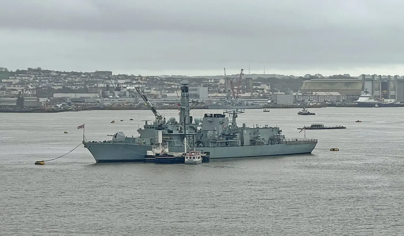 Η βρετανική φρεγάτα HMS St Albans της κλάσης Type 23 αγκυροβολημένη σε λιμάνι με συννεφιασμένο ουρανό