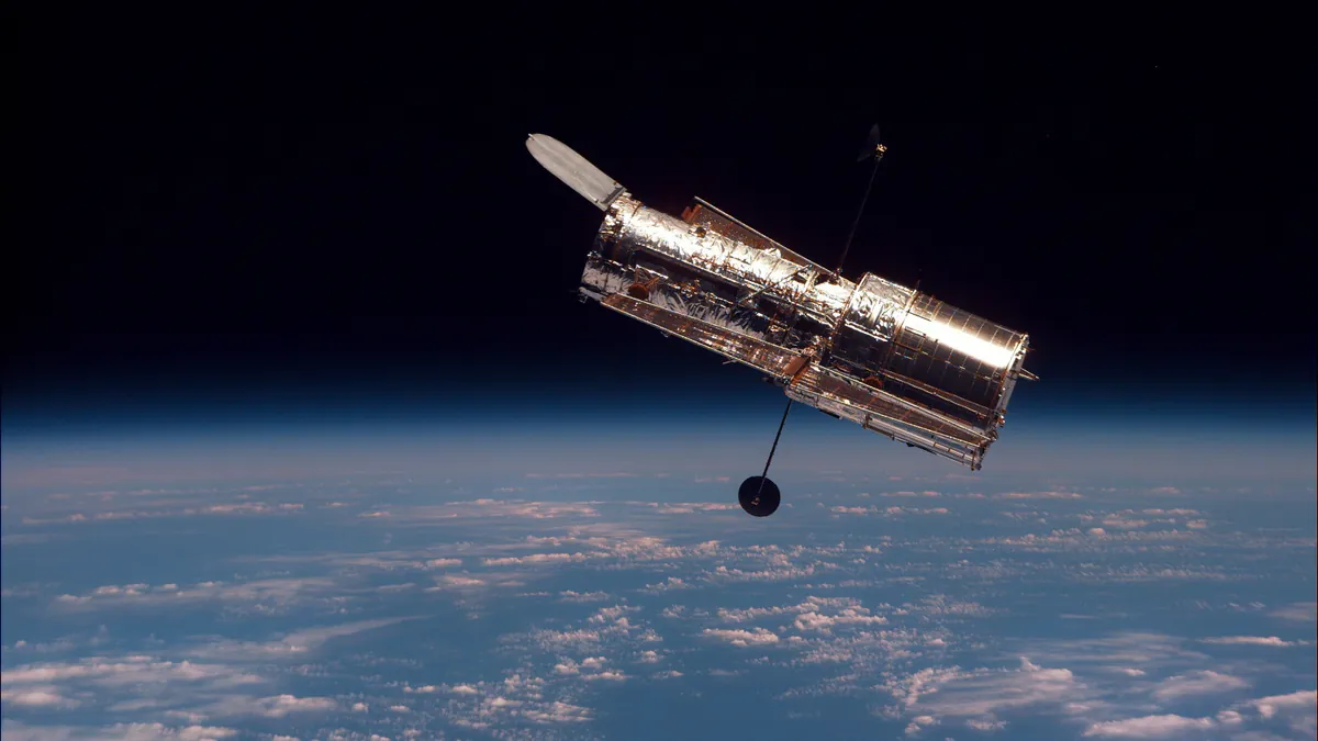 Το διαστημικό τηλεσκόπιο Hubble σε τροχιά πάνω από τη Γη, μετά τη δεύτερη αποστολή επισκευής του τον Φεβρουάριο του 1997