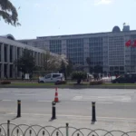 Το διοικητικό κτίριο του Μητροπολιτικού Δήμου Κωνσταντινούπολης στο Σαράτσχανε με τουρκικές σημαίες