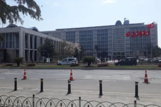 Το διοικητικό κτίριο του Μητροπολιτικού Δήμου Κωνσταντινούπολης στο Σαράτσχανε με τουρκικές σημαίες