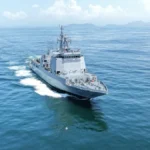 Γκρι πλοίο πολλαπλών ρόλων του Ινδικού Ναυτικού πλέει στην ανοιχτή θάλασσα