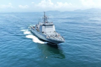 Γκρι πλοίο πολλαπλών ρόλων του Ινδικού Ναυτικού πλέει στην ανοιχτή θάλασσα