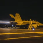 Μαχητικό ηλεκτρονικού πολέμου EA-18G Growler απογειώνεται νύχτα από το κατάστρωμα του αεροπλανοφόρου USS George Washington