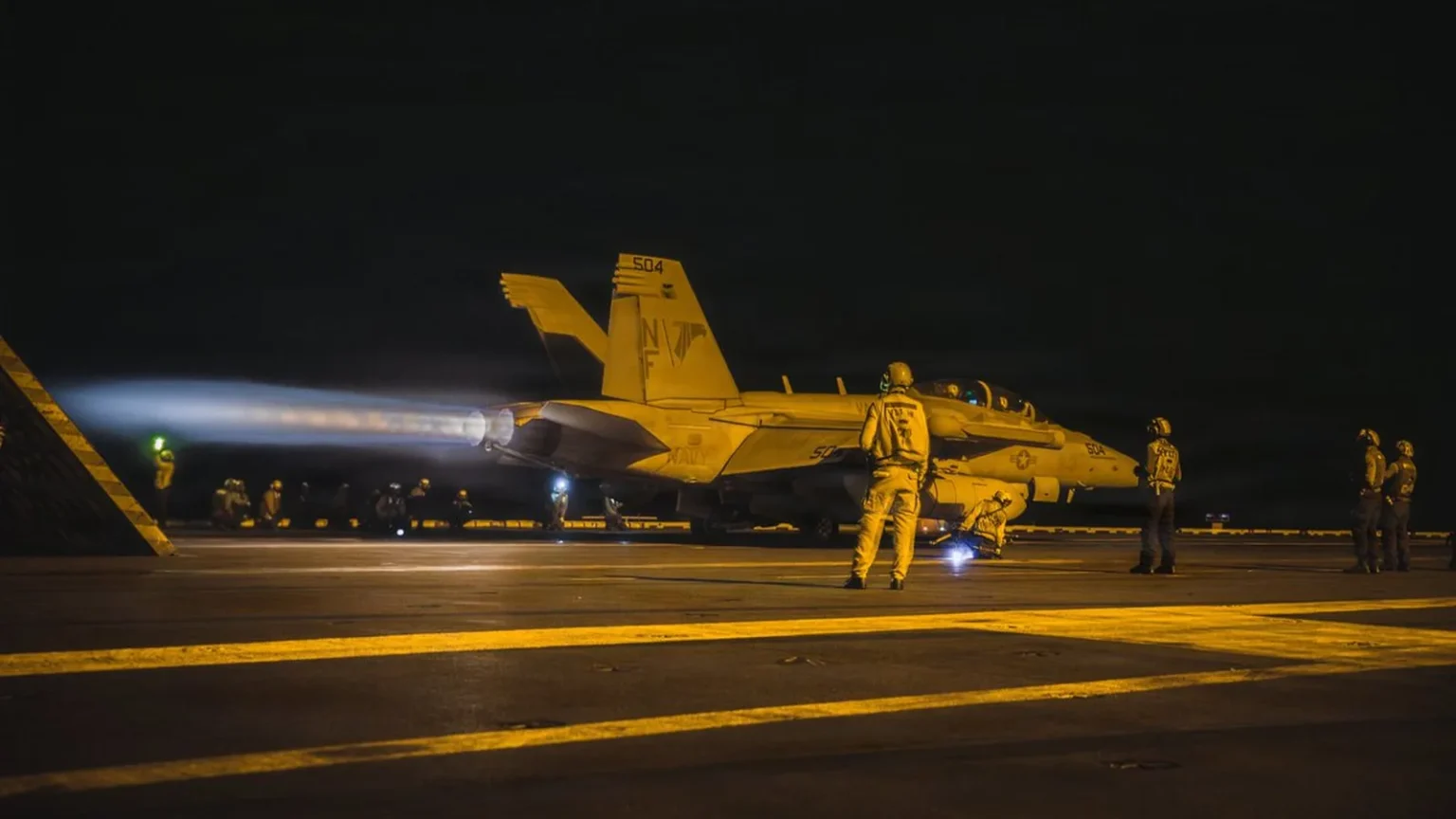 Μαχητικό ηλεκτρονικού πολέμου EA-18G Growler απογειώνεται νύχτα από το κατάστρωμα του αεροπλανοφόρου USS George Washington