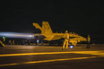 Μαχητικό ηλεκτρονικού πολέμου EA-18G Growler απογειώνεται νύχτα από το κατάστρωμα του αεροπλανοφόρου USS George Washington