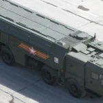 Ρωσικό όχημα εκτόξευσης πυραύλων Iskander-M σε παρέλαση, φωτογραφημένο από ψηλά
