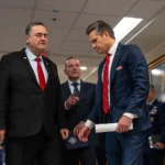 Ο Ισραηλινός υπουργός Άμυνας Ισραέλ Κατς με τον Αμερικανό υπουργό Πιτ Χέγκσεθ σε διάδρομο του Πενταγώνου