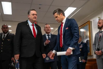 Ο Ισραηλινός υπουργός Άμυνας Ισραέλ Κατς με τον Αμερικανό υπουργό Πιτ Χέγκσεθ σε διάδρομο του Πενταγώνου