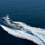 Γκρι περιπολικό ανοικτής θαλάσσης OPV 45 της Israel Shipyards εν πλω σε ανοιχτή θάλασσα αφήνοντας απόνερα