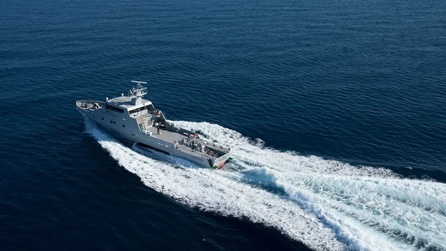 Γκρι περιπολικό ανοικτής θαλάσσης OPV 45 της Israel Shipyards εν πλω σε ανοιχτή θάλασσα αφήνοντας απόνερα