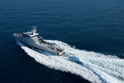 Γκρι περιπολικό ανοικτής θαλάσσης OPV 45 της Israel Shipyards εν πλω σε ανοιχτή θάλασσα αφήνοντας απόνερα