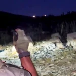 Ισραηλινός αστυνομικός με γάντια σε βραχώδη πλαγιά τη νύχτα κατά τη διάρκεια επιχείρησης