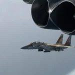 Ισραηλινό F-15 και F-35I πετούν δίπλα στους κινητήρες αμερικανικού βομβαρδιστικού B-52H
