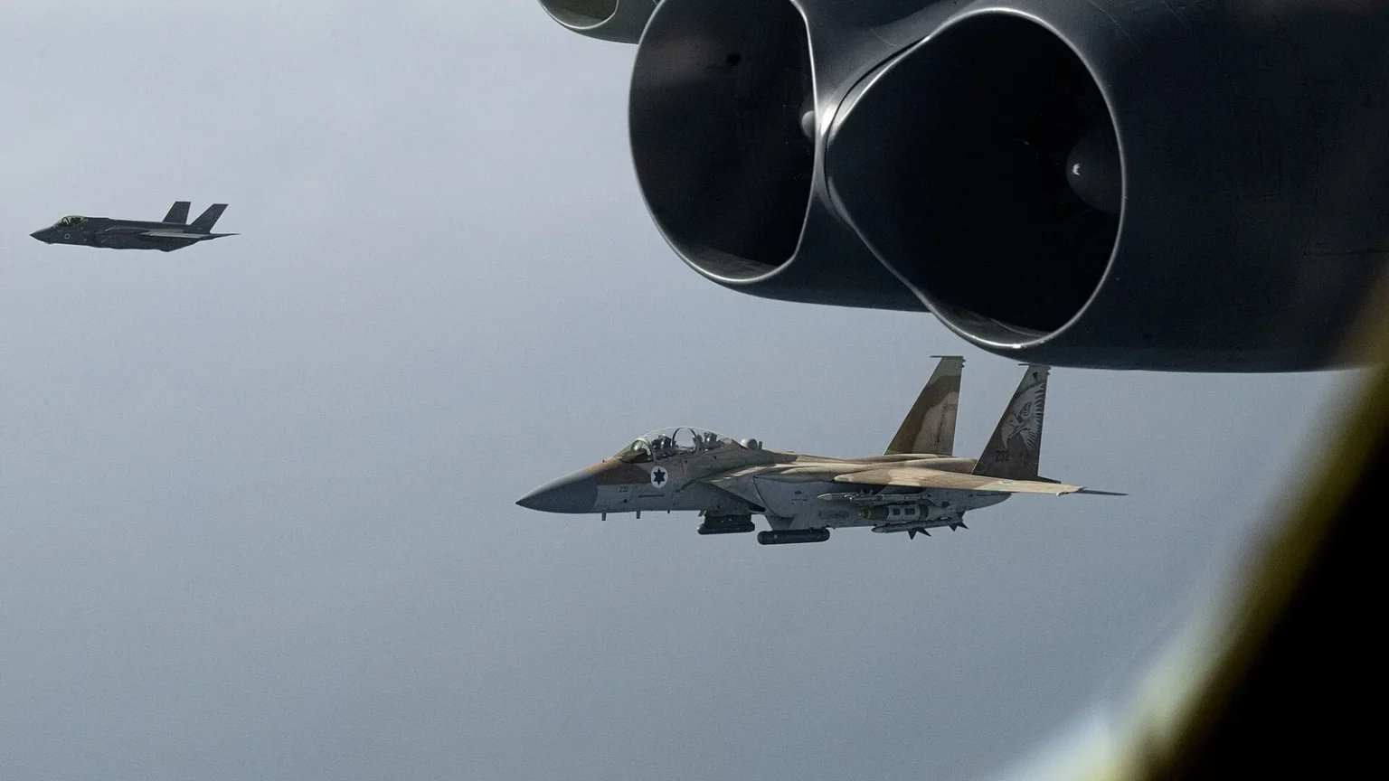 Ισραηλινό F-15 και F-35I πετούν δίπλα στους κινητήρες αμερικανικού βομβαρδιστικού B-52H