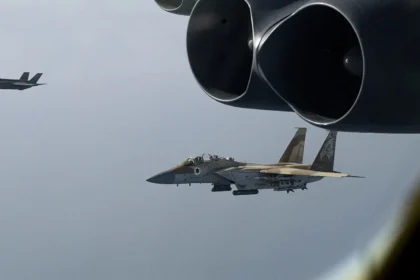 Ισραηλινό F-15 και F-35I πετούν δίπλα στους κινητήρες αμερικανικού βομβαρδιστικού B-52H