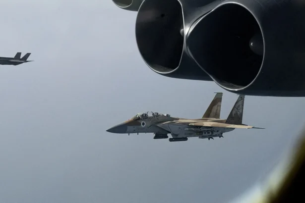 Ισραηλινό F-15 και F-35I πετούν δίπλα στους κινητήρες αμερικανικού βομβαρδιστικού B-52H
