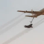 Ισραηλινό ιπτάμενο τάνκερ Boeing 707 ανεφοδιάζει στον αέρα μαχητικό F-35I Adir, με δεύτερο F-35I να ακολουθεί